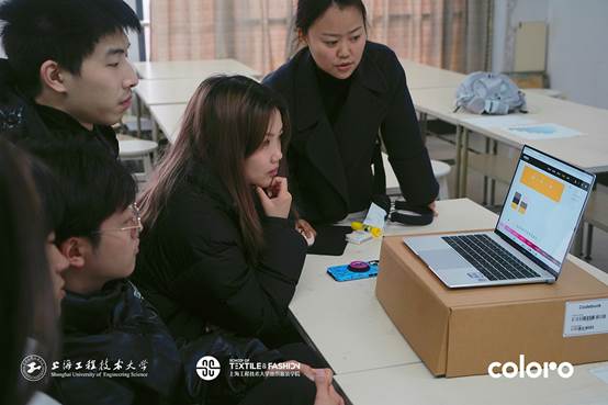 桌子上的电脑和人
AI 生成的内容可能不正确。