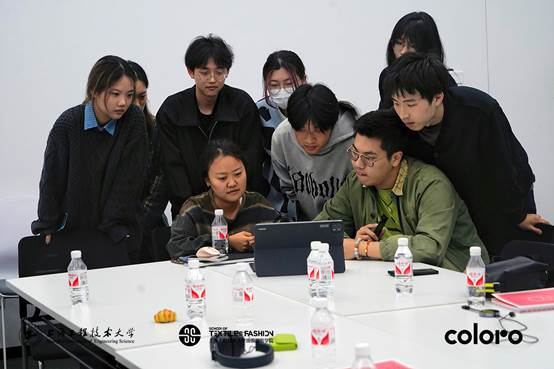 一群人在桌子边
AI 生成的内容可能不正确。