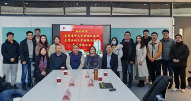 一群人站在桌子边

描述已自动生成