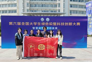 一群人站在建筑前
AI 生成的内容可能不正确。